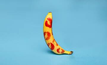 Muž a žena v Nových Zámkoch si užívali sexuálne praktiky za bieleho dňa priamo pred kostolom