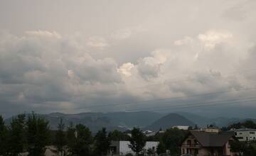 Pozor, na Nitriansky kraj sa opäť valia silné búrky. Hrozia prívalové dažde aj krúpy