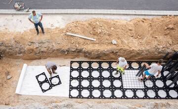 VIDEO: Na ploche pred Priorom v Nitre vysádzajú prvé stromy, obnova sa blíži ku koncu