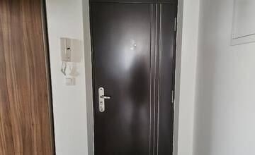 Ženu v Nitre vydesil neznámy muž, vyklopkával jej na dvere a nechcel odísť. Hľadá ho polícia