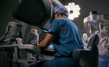 VIDEO: Do nitrianskej nemocnice zavítal priekopník v robotickej chirurgii Da Vinci, dokáže neuveriteľné veci