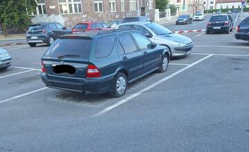 FOTO: Na uliciach v Nitre zavadzajú desiatky vrakov starých áut. Ich odstraňovanie mestom nie je vždy efektívne 