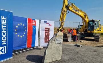 FOTO: Historický moment. Poklepaním základného kameňa dnes začne výstavba obchvatu Šale za 79 miliónov eur