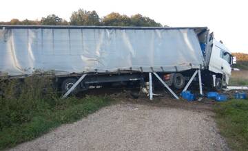 Neďaleko Levíc havaroval kamión, z poškodene palivovej nádrže unikala nafta