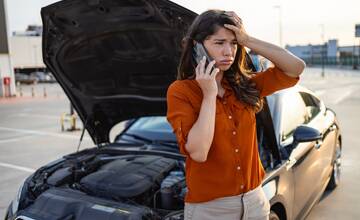 Auto ju zradilo strede križovatky a nešlo naštartovať. Teraz ďakuje nápomocnému dobrodincovi