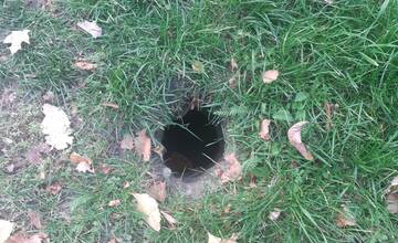 FOTO: Nitrania si pri chodníku na Wilsonovom nábreží všimli nenápadnú, ale hlbokú jamu. Môže byť nebezpečná 