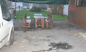 Ozbrojení mladíci v Leviciach prepadli muža, o dve hodiny už boli za mrežami