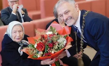 FOTO: Vek, aký dosiahne len málokto. Terézia Trenčíková zo Štúrova oslávila 100 rokov