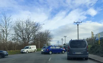 Pri Klimaku v Nitre došlo k nehode, autá zablokovali stred križovatky