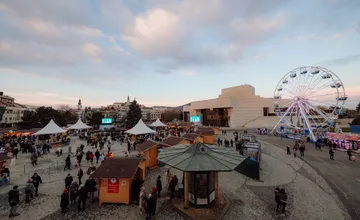 Vianočné mestečko v Nitre po sviatočnej prestávke pokračuje. Kedy budú otvorené stánky a vyhliadkové kolo?