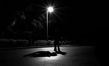 Z muža sa vykľula žena so psychickými problémami. Na ulici v Nitre hovorila, že má zbraň a niekoho zastrelí