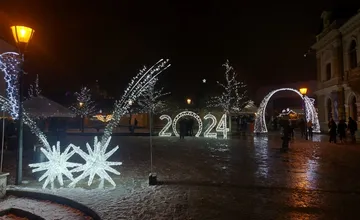 Vianoce sa už skončili?, pýta sa Maroš. Nitra sa mu zdá málo vyzdobená, no svietiť bude ešte vyše týždňa