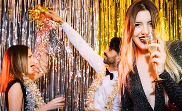 KVÍZ: Niekde hádžu na Nový rok ovocie do dverí a inde nosia červenú bielizeň. Poznáte tieto netradičné zvyky?