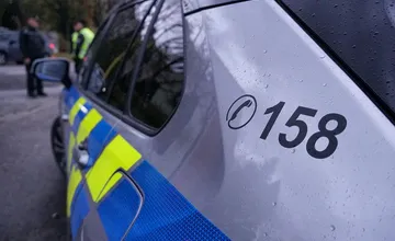 Neďaleko Šurian došlo k nehode. Zdržíte sa, havarované auto blokuje jeden jazdný pruh