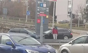 Vjazd do Kauflandu v Nitre je zablokovaný. Zrazili sa tam dve osobné autá