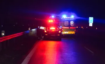 Na R1 pri Nitre v noci vyskočila z idúceho taxíka 35-ročná žena, zrazilo ju ďalšie auto (foto)