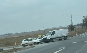 Utorkovú premávku na Cabajskej v Nitre komplikuje nehoda, v križovatke sa zrazili tri autá