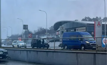 Na Novozámockej v Nitre došlo k nehode, blokovaný je pravý pruh