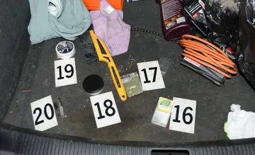 Levickí policajti zadržali 43-ročného drogového dílera, nelegálne látky sám užíval