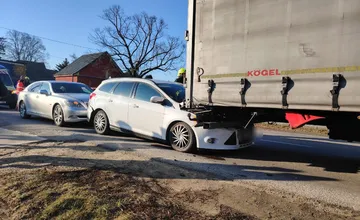 FOTO: K hromadnej nehode došlo aj v obci pri Nitre. Auto skončilo pod návesom kamióna, zasahovali záchranári