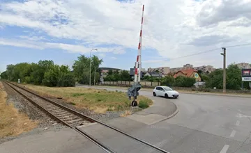 Za železničným priecestím na Žilinskej v Nitre došlo k nehode, rátajte s krátkym zdržaním 