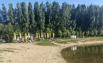 Do areálu Tona Beach v Šuranoch sa už nedá ani vojsť, okolo jazera rastie plot, obyvatelia sú zo situácie sklamaní