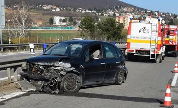 FOTO: Opitý vodič na R1 pri Nitre nabúral do zvodidiel na oboch stranách a odtrhol si koleso