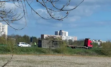 Pri Topoľčanoch spadol z kamióna lodný kontajner, blokuje cestu smerom na Krušovce