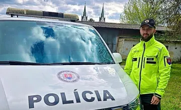 Vodič v Komárne chcel intenzívnym blikaním na policajta zachrániť život silno krvácajúcemu kolegovi, ten zareagoval