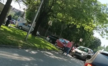 Na Rázusovej pri nemocnici v Nitre sa zrazili dve autá, prejdete bez obmedzení 