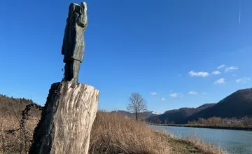 Z poľa v Slovinsku ukradli bronzovú sochu Melanie Trumpovej, ide už druhý útok. Prvú verziu z dreva podpálili