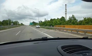 Vodiči pozor, na obchvate Nitry smerom na Trnavu jazdilo auto v protismere. Zvýšte na úseku pozornosť