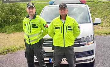Policajti Jozef a Tomáš z Levíc zachránili život mužovi s bolesťami, previezli ho do nemocnice