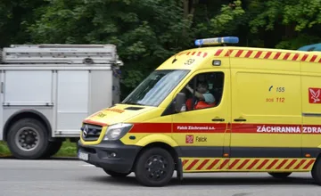 V Nitre pri N-Centre skončil pod kolesami auta chodec, museli ho previezť do nemocnice 