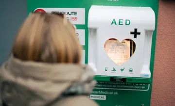 Defibrilátory v Nitre stoja bez povšimnutia, zatiaľ ich v meste nik nepoužil, pomáhajú však aj mestským policajtom