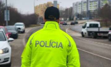 V Topoľčanoch zrazilo auto chodca. Nehodu už dokumentuje polícia, krátko sa tu zdržíte 