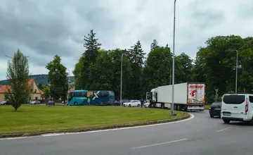 Doprava v Nitre kolabuje, na kruhovom objazde pod Zoborom sa zrazili autá s autobusom, tvoria sa kolóny