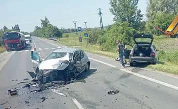 Nehoda pred Komárnom ochromila dopravu, autá sú zdemolované na šrot a úsek je ťažšie prejazdný