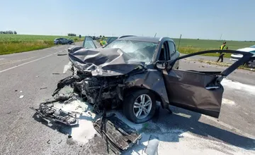 Za Zlatými Moravcami sa v križovatke zrazili dve autá. Hlásili zranených, zasahoval aj vrtuľník  