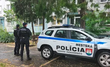 Nie vždy príde pomoc včas. Jednu seniorku z Komárna našli policajti živú, druhý zásah v byte mal smutný koniec