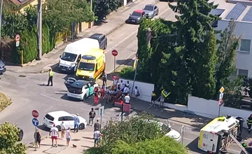 Vážne nehoda v Nitre: Dodávka po zrážke s autom skončila prevrátená na boku, úsek bol neprejazdný