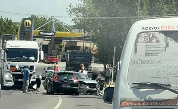 Pred Veľkým Zálužím skončilo auto v jarku, hromadnú nehodu kamiónu a vozidiel hlásia z Komárna
