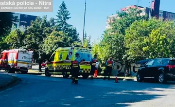 Kuriózna nehoda v Nitre. Vodič pod vplyvom alkoholu narazil do auta, jeho šofér mal zákaz viesť vozidlo