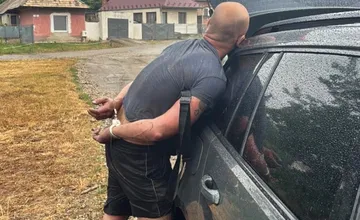 Muž skončil v rukách polície po policajnej naháňačke cez Pohronský Ruskov. Chcel ujsť, pretože mal zákaz šoférovať