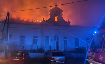 FOTO: Na juhu Slovenska v noci horela fara. Hasiči bojovali s ohňom dlhé hodiny, no škody sú vysoké