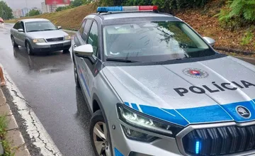 Žena v Nitre nemala vodičák ani doklady od auta, a predsa šoférovala. Na červenú preletela priamo pred policajtmi