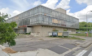 Levice plánujú úver na Družbu aj osvetlenie, na rokovaní bola len polovica poslancov a mnohí kritizujú nejasný plán
