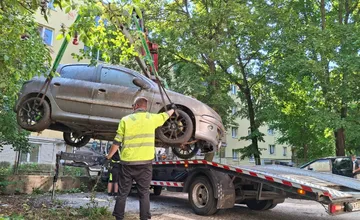 FOTO: V Topoľčanoch čistia ulice od autovrakov. Vďaka generálnemu pardonu ich vyradíte z evidencie lacnejšie
