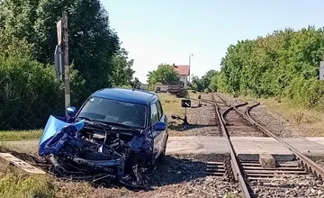 V Tesárskych Mlyňanoch sa zrazil osobný vlak s autom, dopravu na pár hodín prerušili