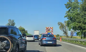 Vodiči pozor, na R1 v smere na Nitru horí osobné auto. V úseku sa začína tvoriť kolóna